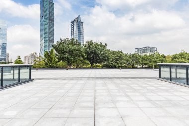 Panoramik siluet ve boş yolu, boş beton zemini olan modern iş binaları.