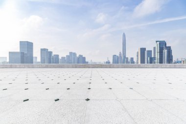 Panoramik siluet ve boş yolu, boş beton zemini olan modern iş binaları.