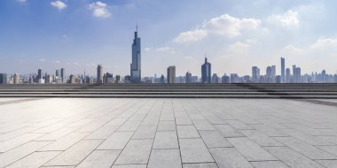 Panoramik siluet ve boş yolu, boş beton zemini olan modern iş binaları.