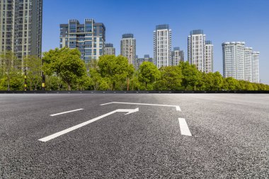 Panoramik siluet ve boş yolu, boş beton zemini olan modern iş binaları.