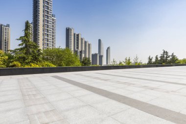 Panoramik siluet ve boş yolu, boş beton zemini olan modern iş binaları.
