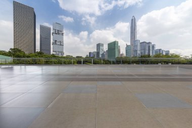 Panoramik siluet ve boş yolu, boş beton zemini olan modern iş binaları.