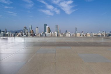 Panoramik siluet ve boş yolu, boş beton zemini olan modern iş binaları.