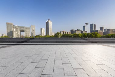 Panoramik siluet ve boş yolu, boş beton zemini olan modern iş binaları.