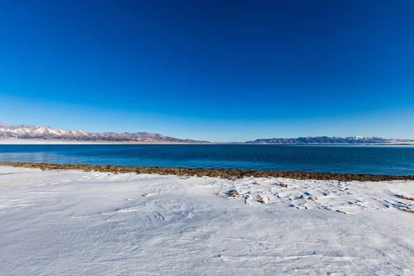 Lago Sailimu Congelado Com Fundo Montanha Neve Yili Xinjiang China — Fotografia de Stock