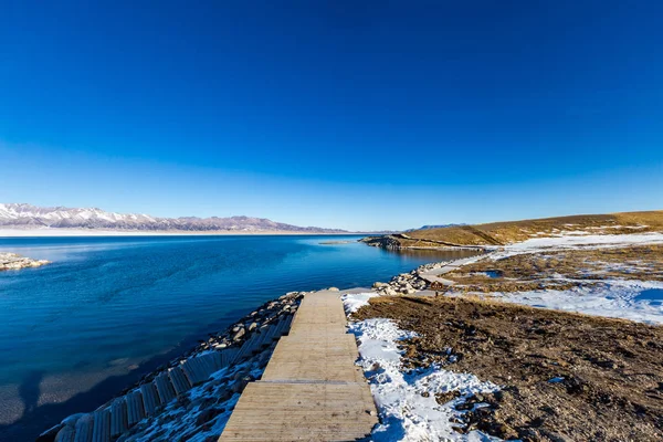 Lago Congelado Sailimu Con Fondo Montaña Nieve Yili Xinjiang China —  Fotos de Stock
