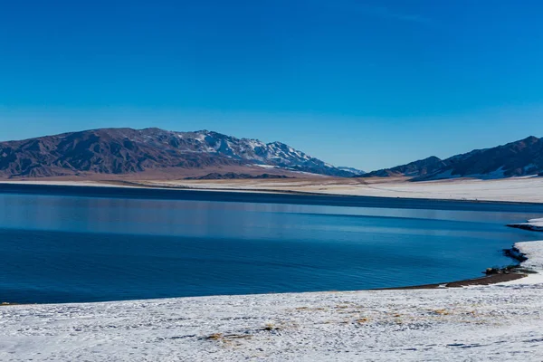 Lago Sailimu Congelado Com Fundo Montanha Neve Yili Xinjiang China — Fotografia de Stock