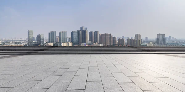 Skyline Panorámico Modernos Edificios Oficinas Negocios Con Camino Vacío Piso — Foto de Stock