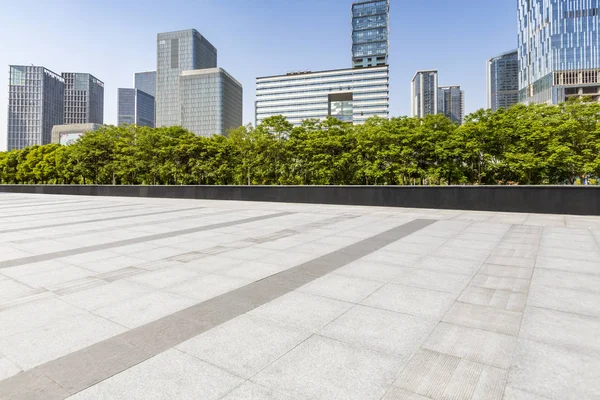 Panoramik Siluet Boş Yolu Boş Beton Zemini Olan Modern Binaları — Stok fotoğraf