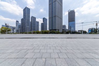 Panoramik siluet ve boş yolu, boş beton zemini olan modern iş binaları.