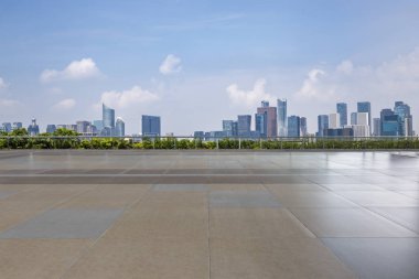 Panoramik siluet ve boş yolu, boş beton zemini olan modern iş binaları.