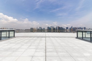 Panoramik siluet ve boş yolu, boş beton zemini olan modern iş binaları.