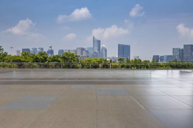 Panoramik siluet ve boş yolu, boş beton zemini olan modern iş binaları.