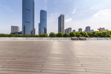 Panoramik siluet ve boş yolu, boş beton zemini olan modern iş binaları.