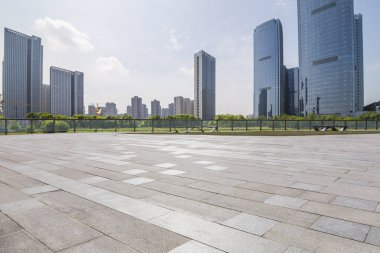 Panoramik siluet ve boş yolu, boş beton zemini olan modern iş binaları.
