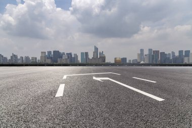 Panoramik siluet ve boş yolu, boş beton zemini olan modern iş binaları.