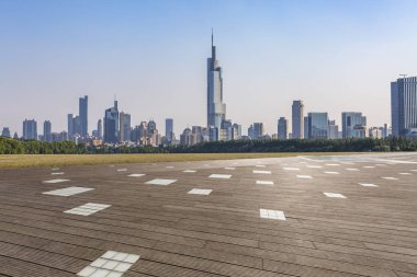 Panoramik siluet ve boş yolu, boş beton zemini olan modern iş binaları.