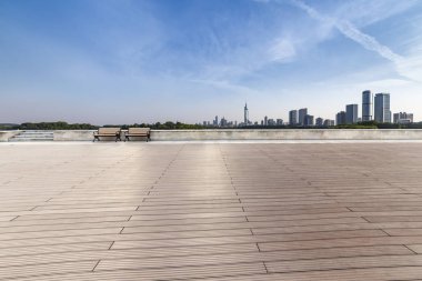 Panoramik siluet ve boş yolu, boş beton zemini olan modern iş binaları.