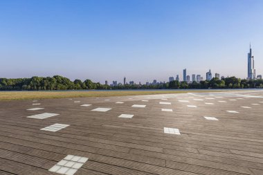 Panoramik siluet ve boş yolu, boş beton zemini olan modern iş binaları.