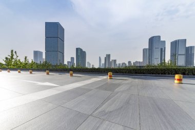 Panoramik siluet ve boş yolu, boş beton zemini olan modern iş binaları.