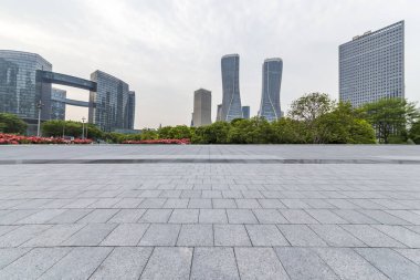 Panoramik siluet ve boş yolu, boş beton zemini olan modern iş binaları.