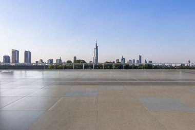 Panoramik siluet ve boş yolu, boş beton zemini olan modern iş binaları.