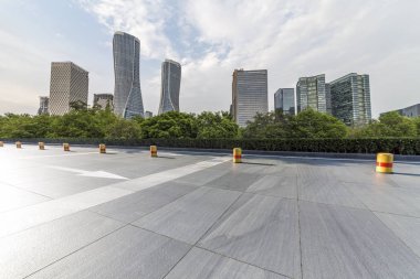Panoramik siluet ve boş yolu, boş beton zemini olan modern iş binaları.