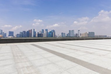 Panoramik siluet ve boş yolu, boş beton zemini olan modern iş binaları.
