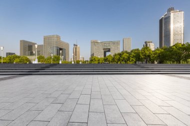 Panoramik siluet ve boş yolu, boş beton zemini olan modern iş binaları.