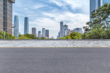 Panoramik siluet ve boş yolu, boş beton zemini olan modern iş binaları.