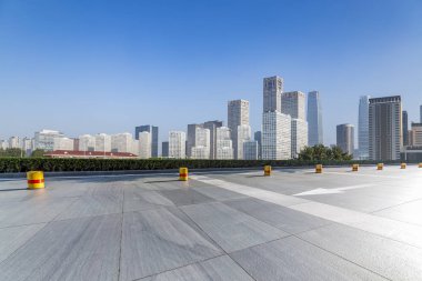 Panoramik siluet ve boş yolu, boş beton zemini olan modern iş binaları.