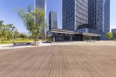 Panoramik siluet ve boş yolu, boş beton zemini olan modern iş binaları.