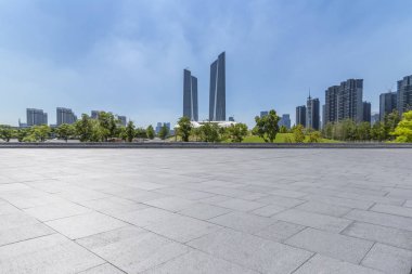 Panoramik siluet ve boş yolu, boş beton zemini olan modern iş binaları.