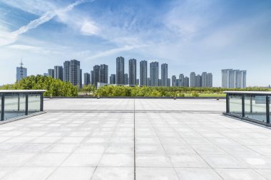 Panoramik siluet ve boş yolu, boş beton zemini olan modern iş binaları.