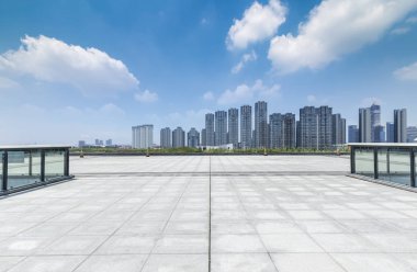 Panoramik siluet ve boş yolu, boş beton zemini olan modern iş binaları.