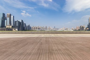 Panoramik siluet ve boş yolu, boş beton zemini olan modern iş binaları.