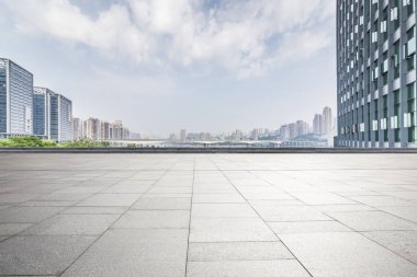 Panoramik siluet ve boş yolu, boş beton zemini olan modern iş binaları.