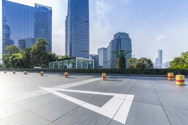 Panoramik siluet ve boş yolu, boş beton zemini olan modern iş binaları.