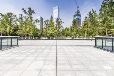 Panoramik siluet ve boş yolu, boş beton zemini olan modern iş binaları.