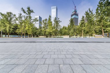 Panoramik siluet ve boş yolu, boş beton zemini olan modern iş binaları.