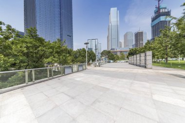 Panoramik siluet ve boş yolu, boş beton zemini olan modern iş binaları.