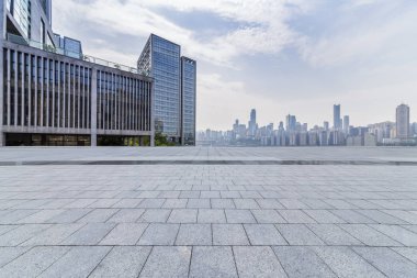 Panoramik siluet ve boş yolu, boş beton zemini olan modern iş binaları.