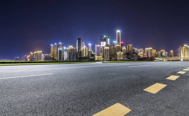 Panoramik manzarası ve binaları geceleri boş yol ile