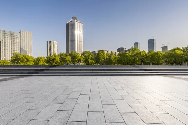 Panoramik siluet ve boş yolu, boş beton zemini olan modern iş binaları.