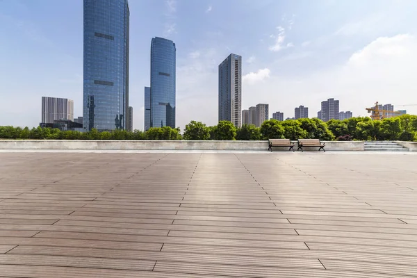 Panoramik siluet ve boş yolu, boş beton zemini olan modern iş binaları.