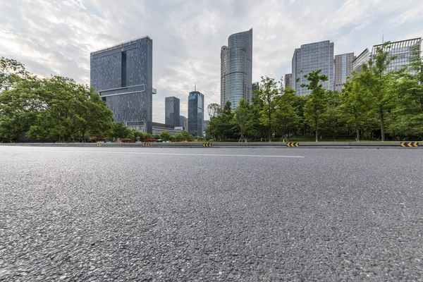 Skyline Panorámico Modernos Edificios Oficinas Negocios Con Camino Vacío Piso — Foto de Stock