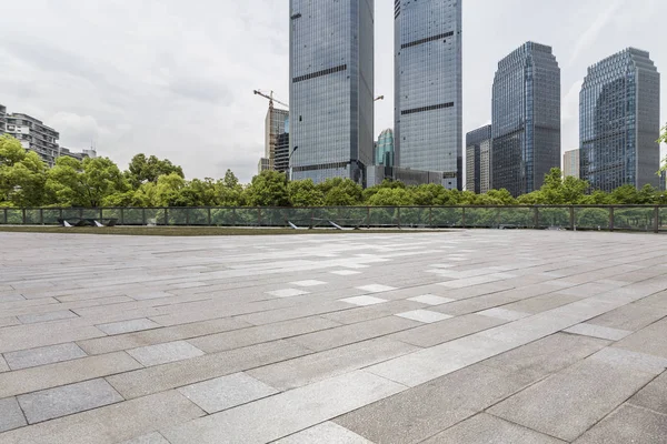 Panoramik siluet ve boş yolu, boş beton zemini olan modern iş binaları.