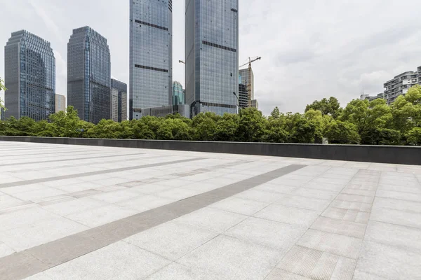 Panoramik siluet ve boş yolu, boş beton zemini olan modern iş binaları.