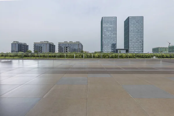 Skyline Panorâmico Modernos Edifícios Escritórios Negócios Com Estrada Vazia Piso — Fotografia de Stock