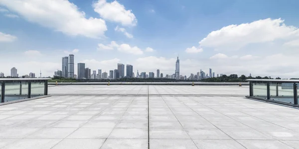 Panoramik Siluet Boş Yolu Boş Beton Zemini Olan Modern Binaları — Stok fotoğraf